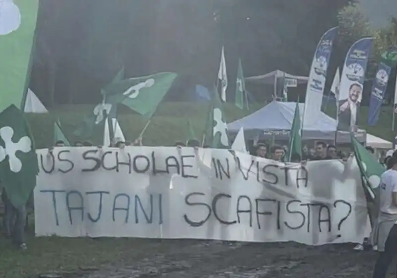 TAJANI SCAFISTA - STRISCIONE DEI GIOVANI DELLA LEGA A PONTIDA 2