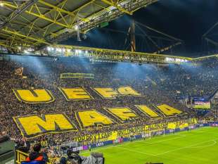 tifosi del borussia dortmund espongono striscione uefa mafia