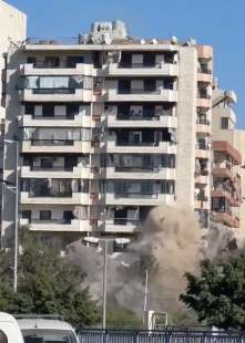 un missile israeliano abbatte un palazzo di otto piani a beirut 4