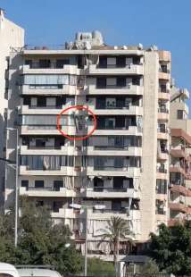 un missile israeliano abbatte un palazzo di otto piani a beirut 5