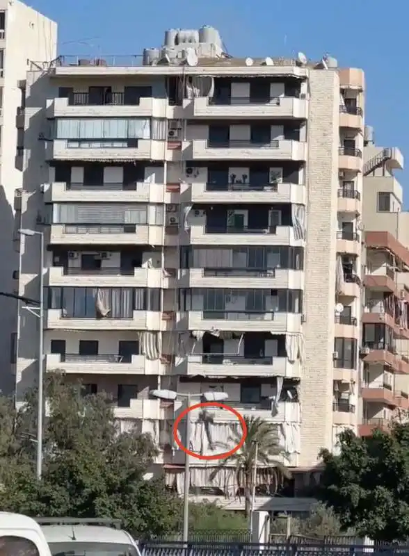 un missile israeliano abbatte un palazzo di otto piani a beirut   6