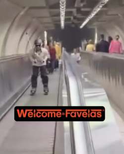 uomo in tuta da sci sulla metro di roma 1