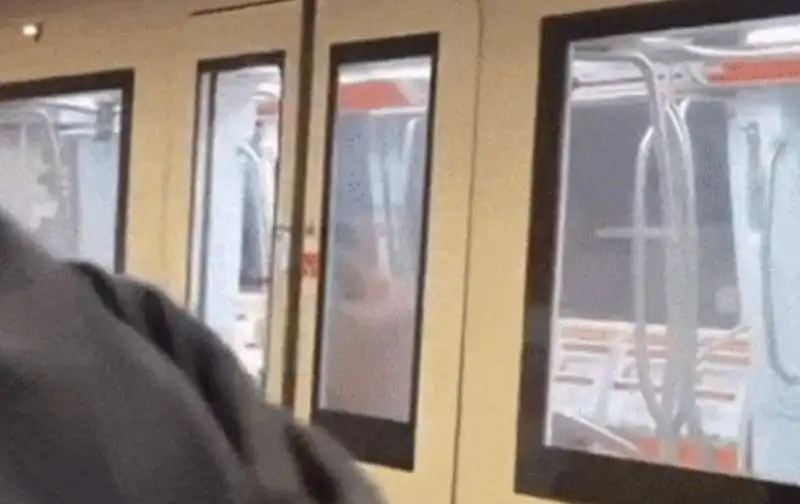 uomo prende a calci la porta della metro di roma   2