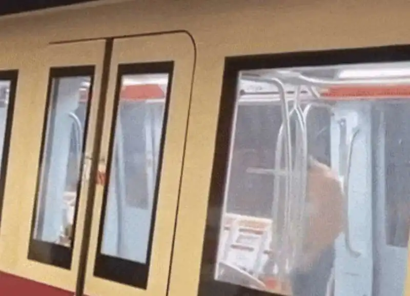 uomo prende a calci la porta della metro di roma   4