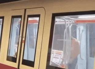 uomo prende a calci la porta della metro di roma 4