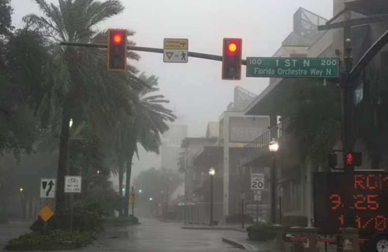 URAGANO MILTON COLPISCE I TRALICCI A WELLINGTON, IN FLORIDA