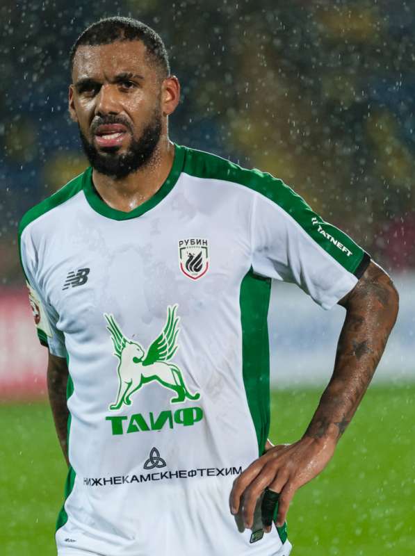 yann m'vila. 6