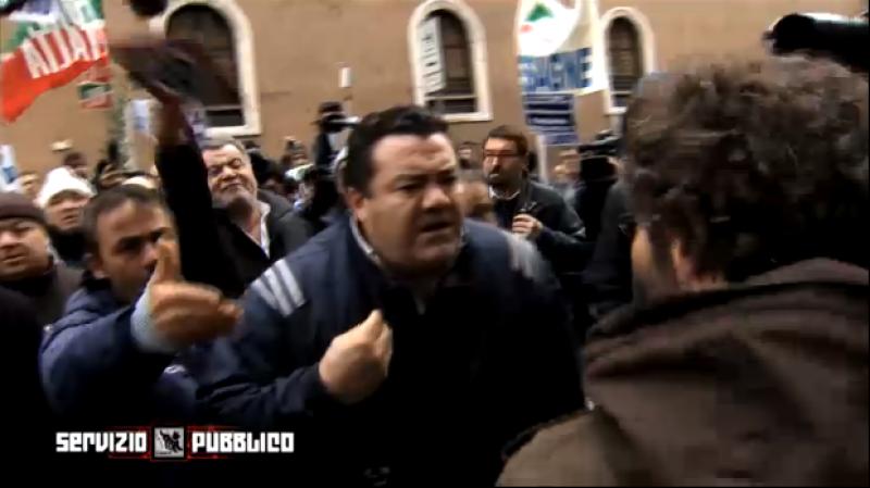 LUCA BERTAZZONI AGGREDITO DAI DISOCCUPATI NAPOLETANI SOTTO PALAZZO GRAZIOLI