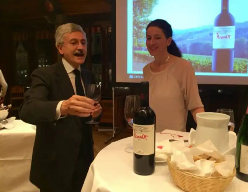 massimo dalema parle de son vin avec la sommelie??re ludivina weh