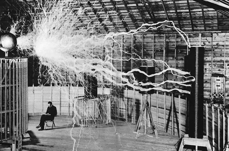 nikola tesla nel suo laboratoriou