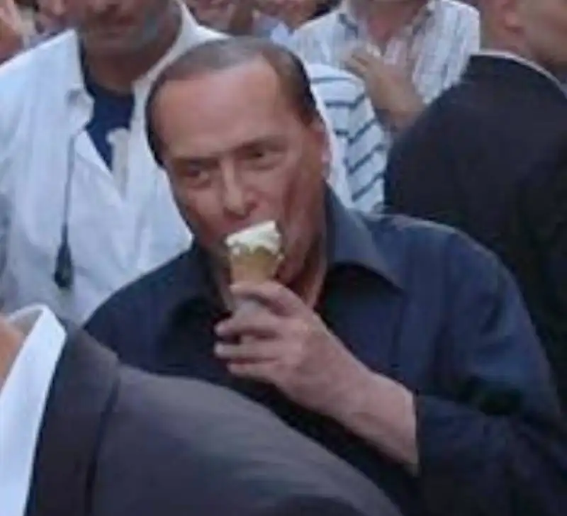 anche berlusconi ci sa fare col gelato