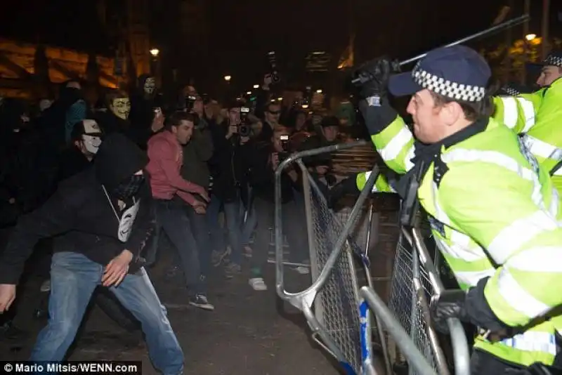 anonymous proteste a londra contro l'austerity 11