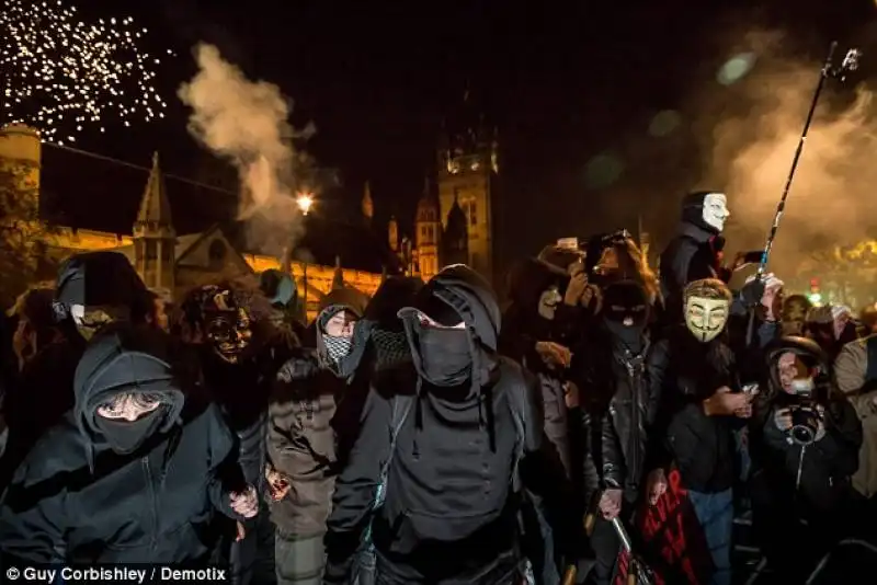 anonymous proteste a londra contro l'austerity 15