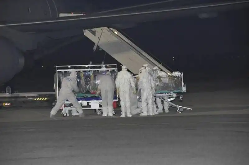 arrivo del paziente italiano contaggiato da ebola 10