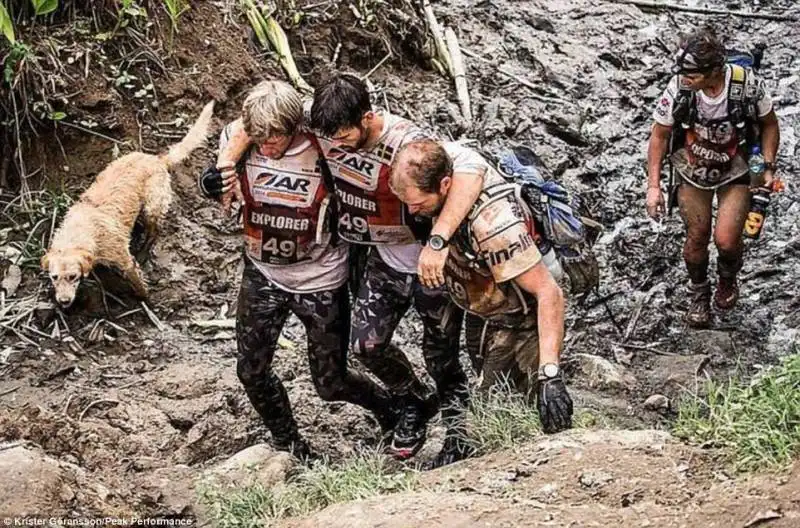 arthur segue il team tra le rocce e il fango