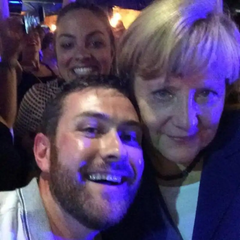 australiani si fanno il selfie con la merkel