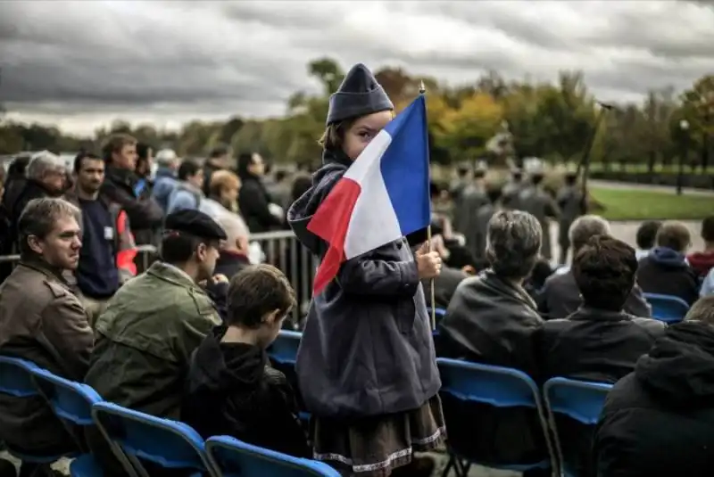 bambina francesce con abiti d'epoca della prima guerra mondiale