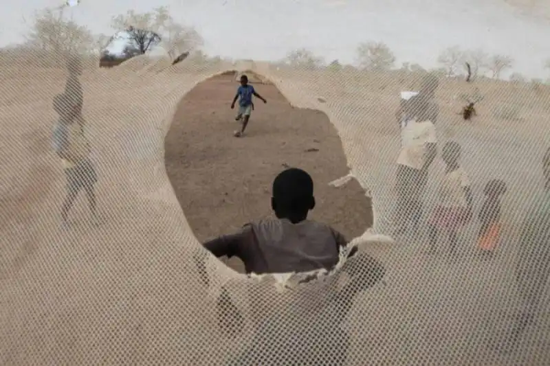 bambini giocano a pallone in zambia