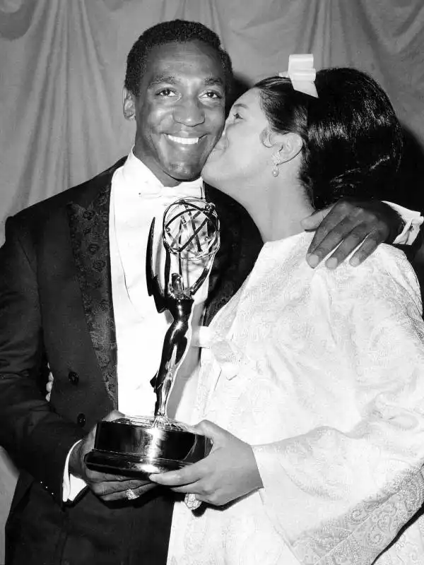 bill cosby con la moglie camille dopo la vittoria agli emmy