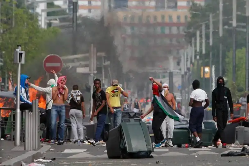 CALAIS SCONTRI TRA IMMIGRATI