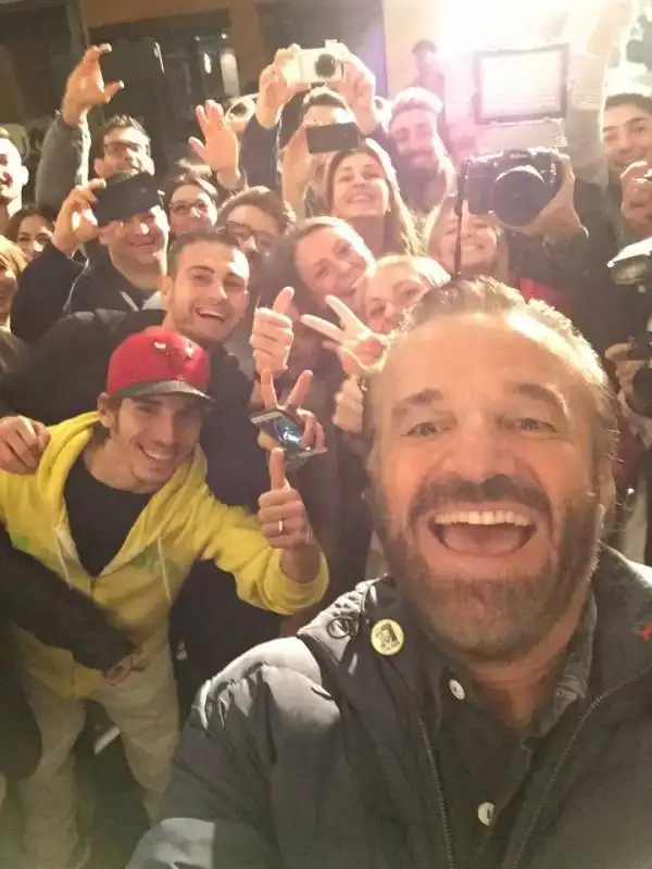 christian de sica e un gruppo di studenti