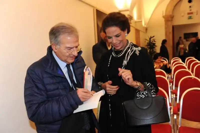 cicchitto autografa il suo libro a marisela federici