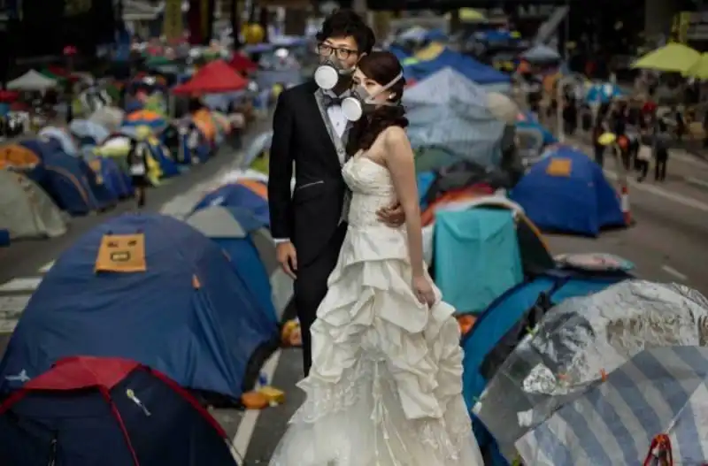 coppia protesta ad hong kong