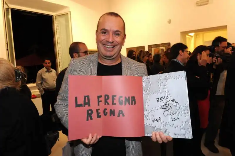 fabio canino col catalogo della mostra di remo remotti