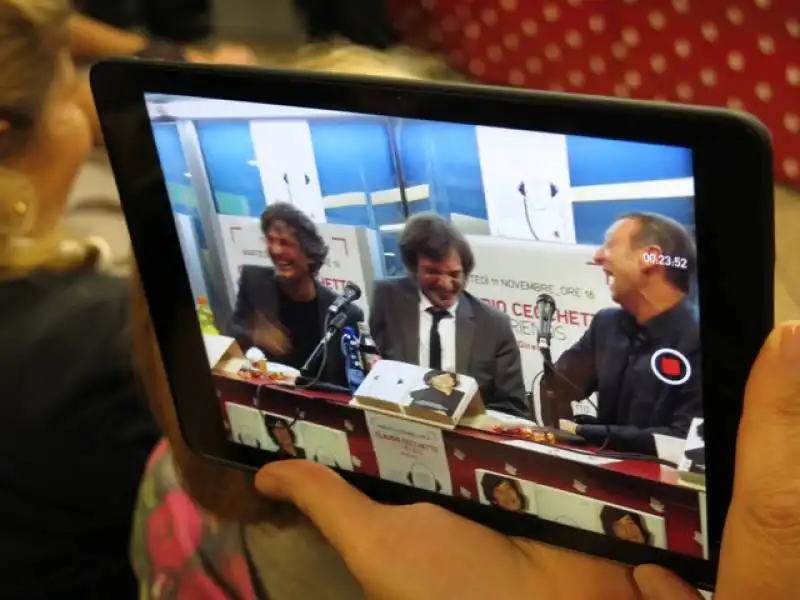 fans con tablet photo andrea arriga