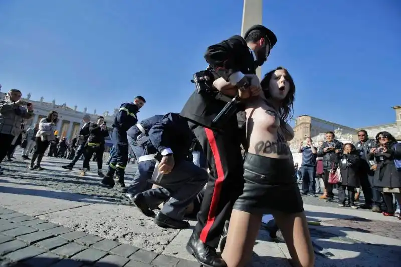 femen san pietro  