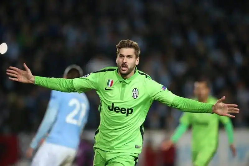 Fernando Llorente esulta dopo aver segnato per la Juventus contro il Malmoe 