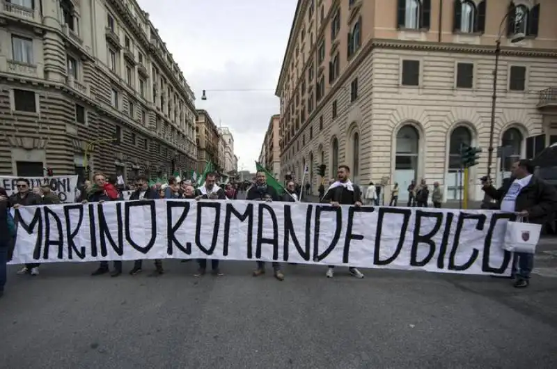 il corteo marino vattene  