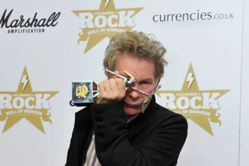 Julien  Temple   