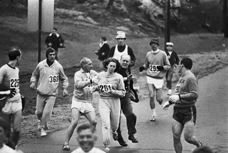 kathrine switzer prima donna a finire la maratona di boston