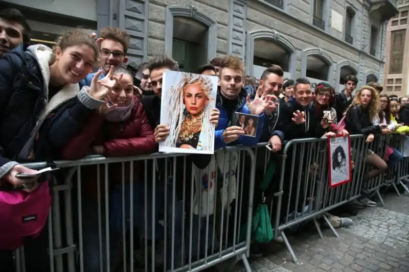 lady gaga fan in delirio a milano 5