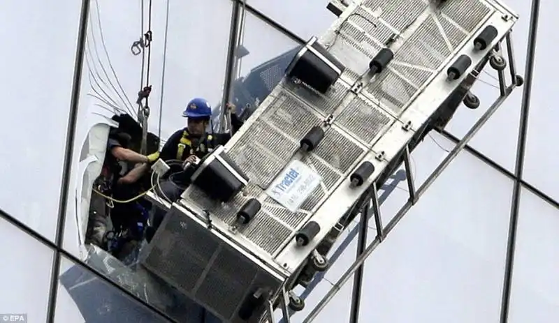 lavavetri rischiano di cadere dal one world trade center 14