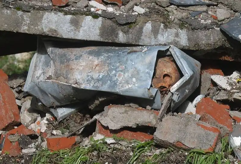 maltempo a genova crolla cimitero feretri dispersi   