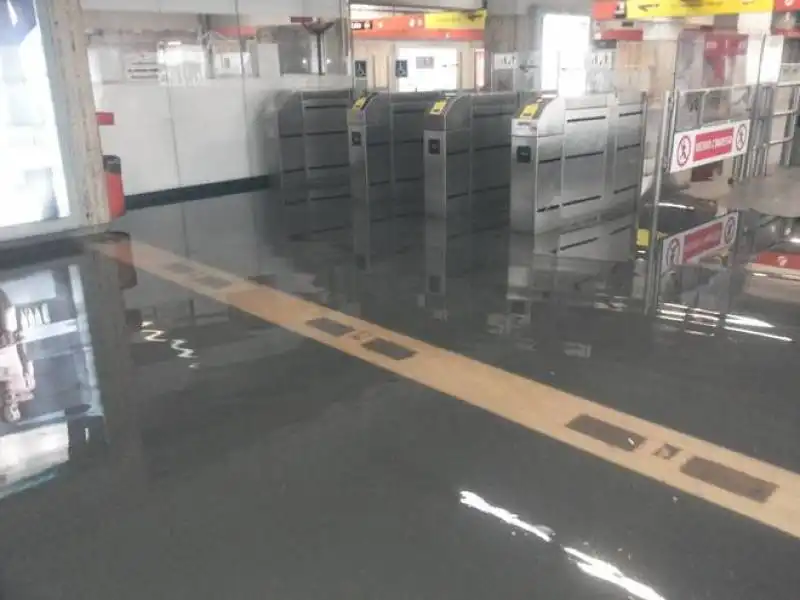 maltempo a roma   allagata la metropolitana