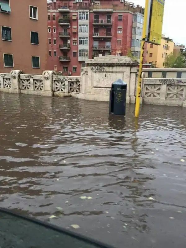 maltempo roma   marciapiedi allagati