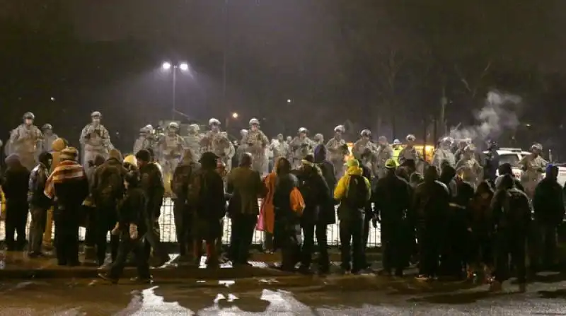 manifestanti davanti alla polizia di ferguson