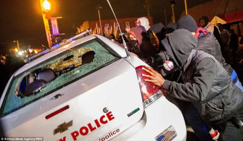 manifestanti ribaltano l auto della polizia