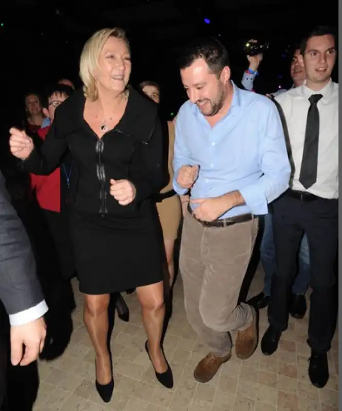 matteo salvini e marine le pen ballano in pista  3