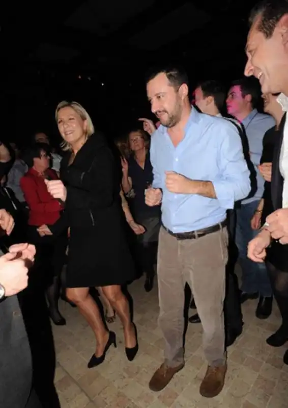 matteo salvini e marine le pen ballano in pista  4