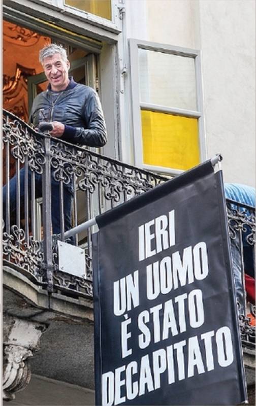 maurizio cattelan balcone di palazzo cavour