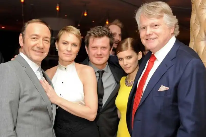 michael dobbs con il cast di house of cards