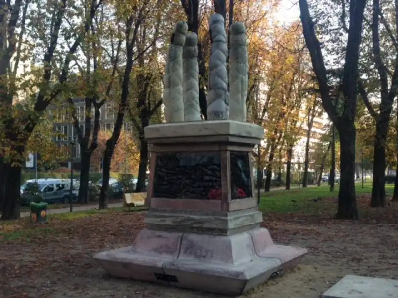 Milano, il monumento hard in corso Indipendenza 