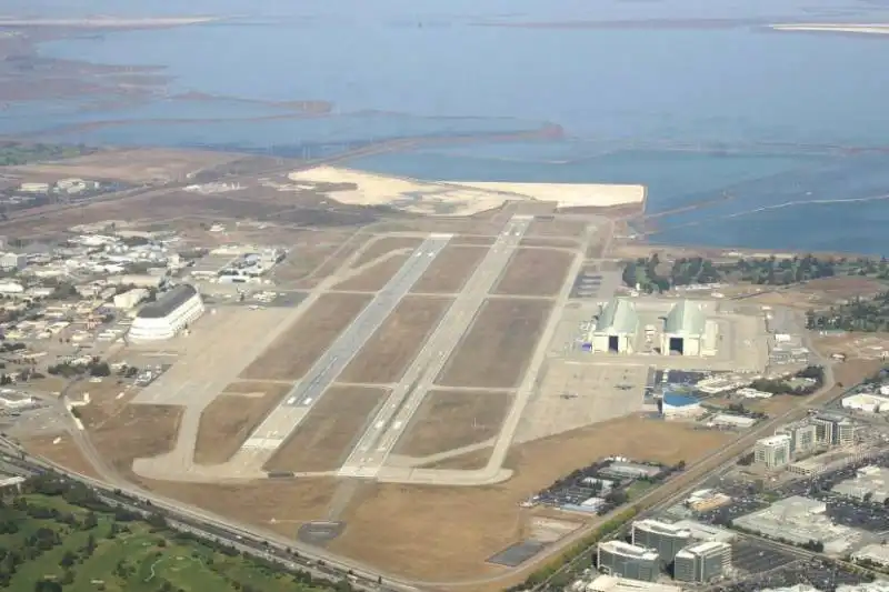 moffett field base nasa  affittata da google