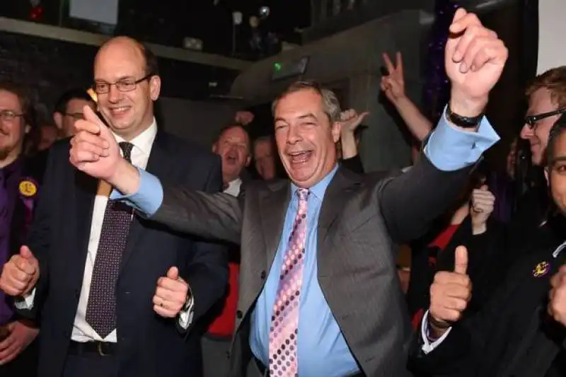 NIGEL FARAGE FESTEGGIA CON MARK RECKLESS