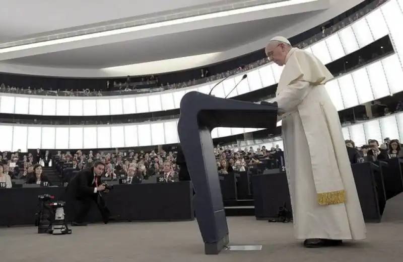 papa bergoglio in visita al parlamento europeo  7