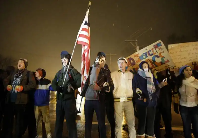 piccolo gruppo di persone manifesta a ferguson